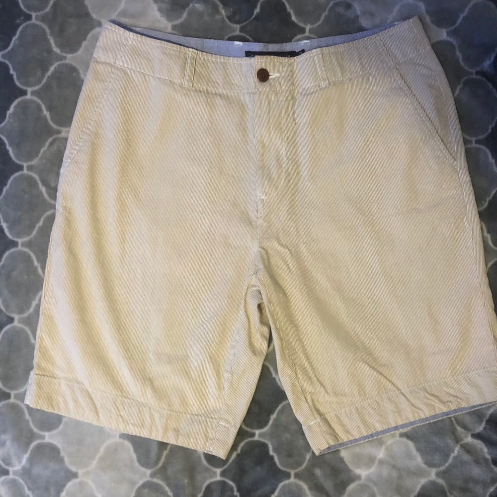 TOMMY HILFIGER LIGHT KAHKI/WHT PIN STRIPPED SHORTS 33'S